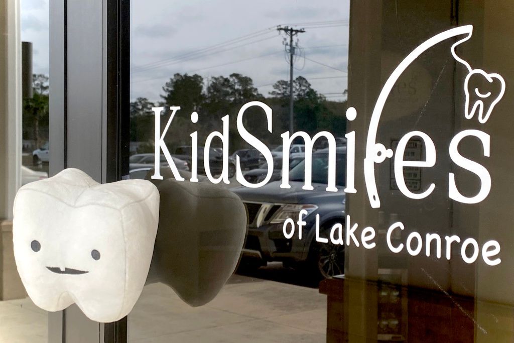 front door of KidSmiles Lake Conroe with Toofy